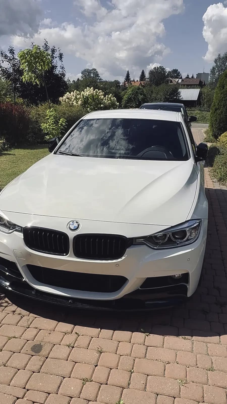 Przód BMW z czystym zderzakiem, bez tablicy rejestracyjnej
